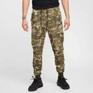 Men’s NWT NIKE Tech Fleece Slim Fit Joggers in Camo, Size Small
